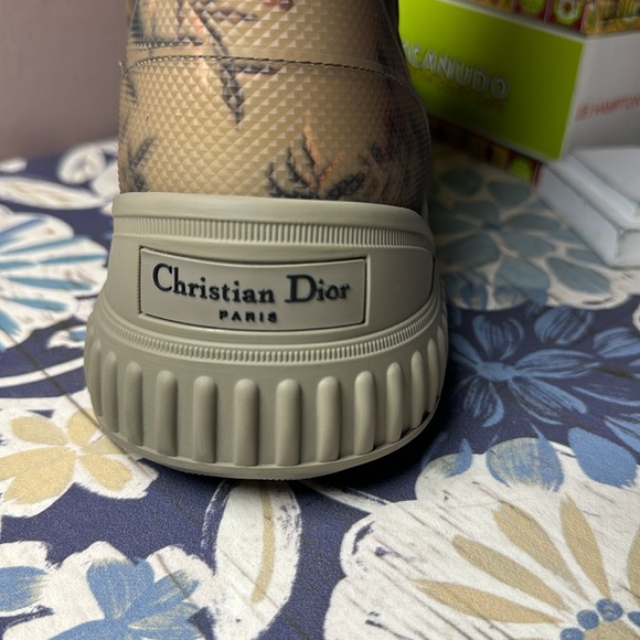 Never used camouflage buckle up & side zipper up rain boots size 8 - Picture 7 of 9